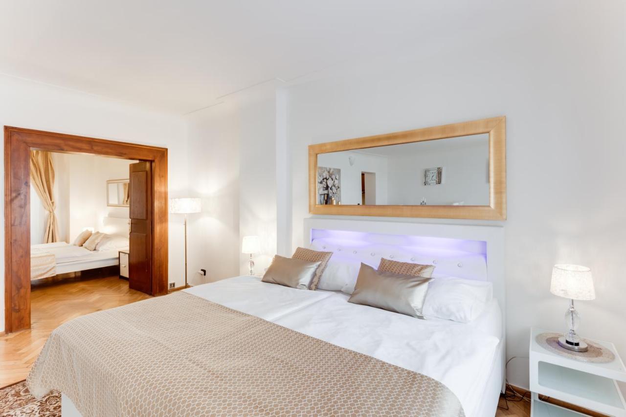 Charles Bridge Royal Apartments - Castle District Praga Exterior foto