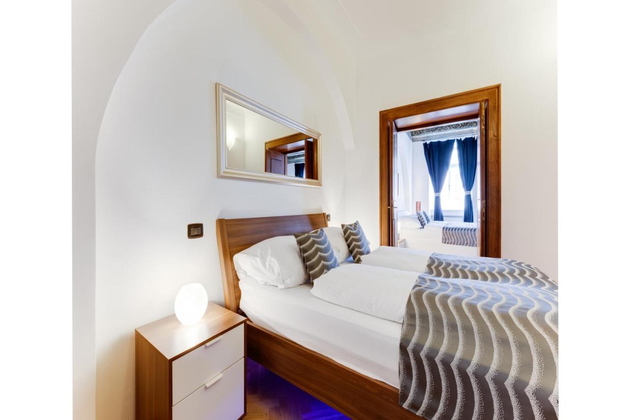 Charles Bridge Royal Apartments - Castle District Praga Exterior foto